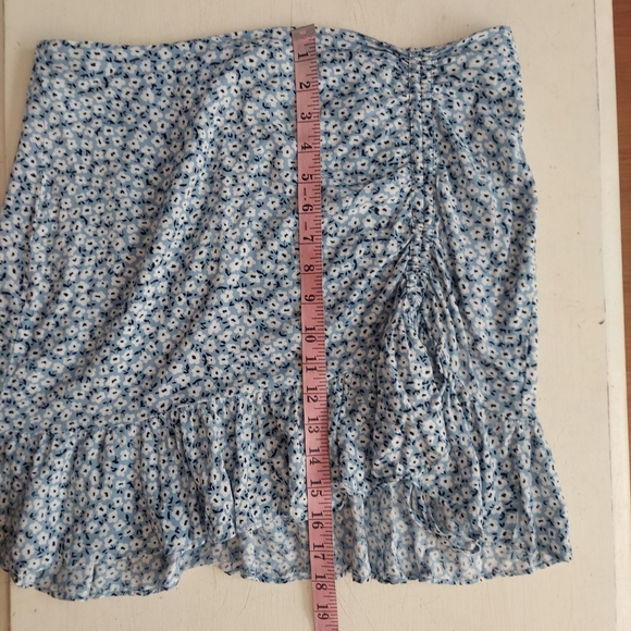 H&M blue floral mini ruffle skirt w/ ruched side Sz 12 - Picture 6 of 7